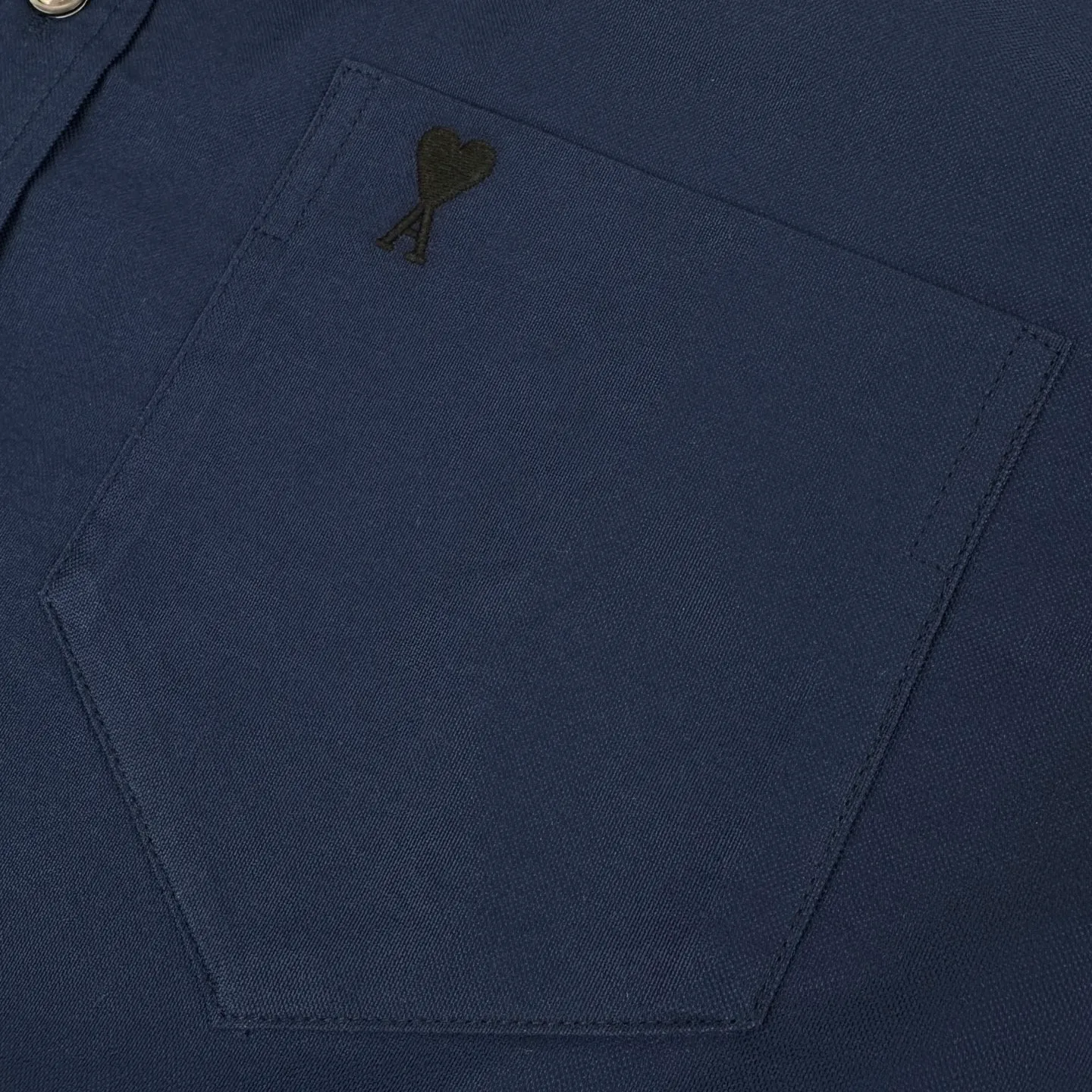Ami Paris love pocket embroidered short-sleeved shirt (Blue) was originally purchased for 2,600 and developed. The fabric is made of customized high-density double-ply Oxford spinning. It is tight and smooth, comfortable and close to the skin. The warm mist blue pave the calm background. It is clear and soft with a cool and high-end atmosphere. The black love logo is quietly embellished on the left chest pocket. The light luxury is hidden in the square details. It is unobtrusive but has its own style. The neat silhouette hides gentleness and elegance. Every piece of clothing has its own elegance. It is quiet and extraordinary, using imported machine embroidery technology, using advanced computer control systems and precise mechanical components to realize Ami's love embroidery work with high precision. The lines are smooth and delicate, and the fabrics have been fermented and washed. The hand feel and texture are better, not easy to deform, not easy to shrink, not easy to fade, and maintain long-term beauty. Size:37-38-39-40